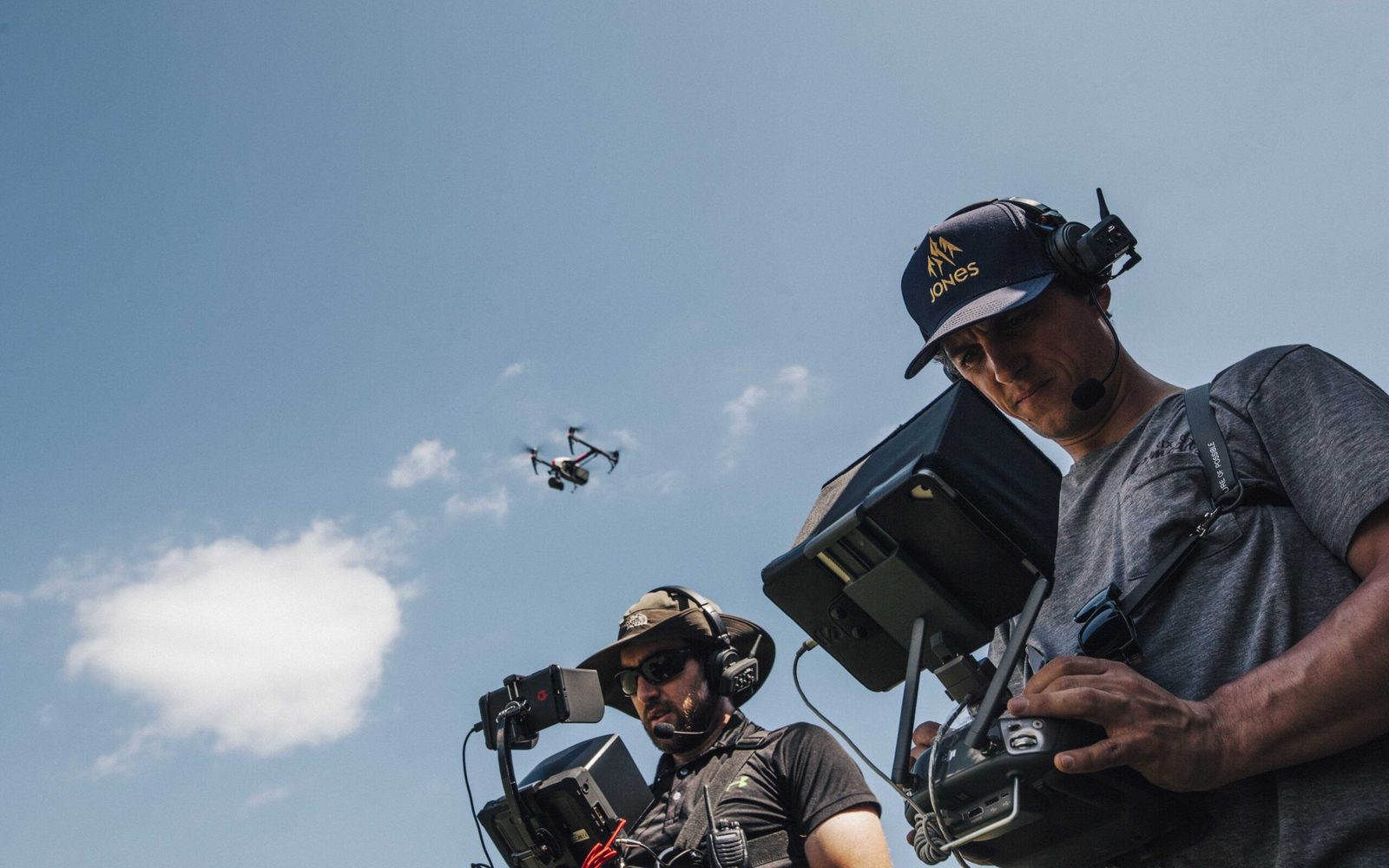 Operadores de Pyrene Media pilotando un dron DJI Inspire durante un rodaje en los Pirineos